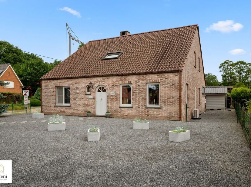 Prachtige instapklare villa met volledige onderkeldering op rustige en strategische ligging<br />
<br />
Bent u op zoek naar een stijlvolle villa waar