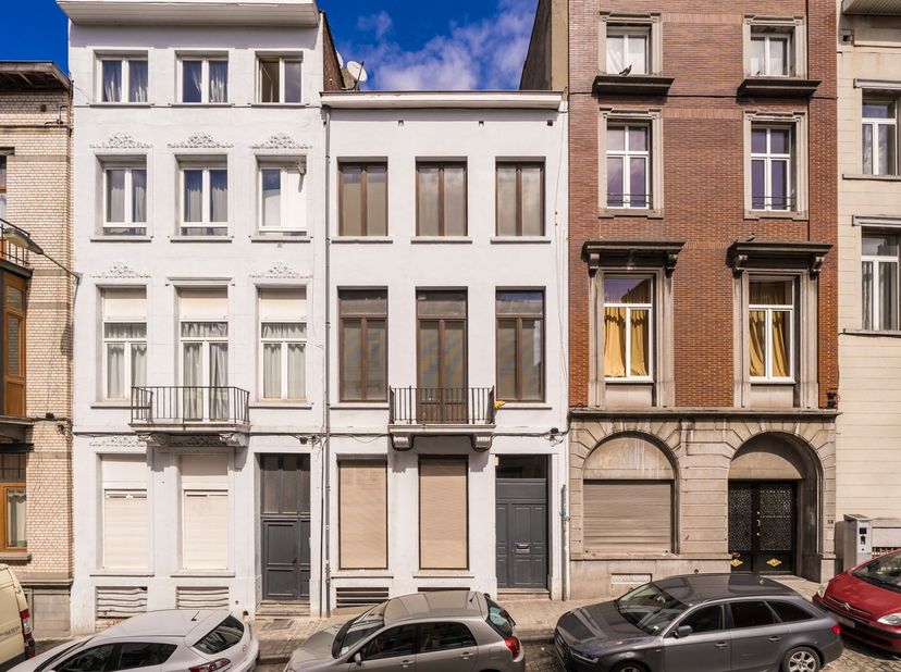 Maison spacieuse à rénover (+/- 320m²) avec jardin sur un emplacement stratégique à Schaerbeek. Rez-de-chaussée avec hall d'entrée spacieux et 3 belle
