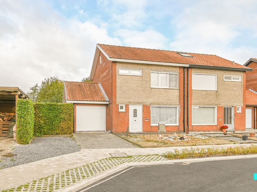 Ontdek deze halfopen eengezinswoning met drie slaapkamers en inpandige garage, gelegen in een rustige en kindvriendelijke doodlopende straat te Sint-E