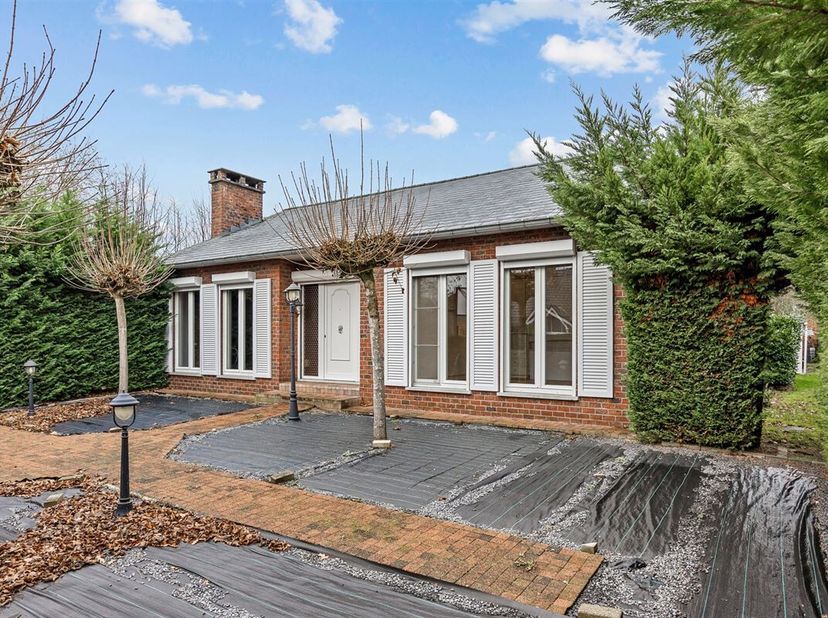 Ruime woning met 5 slaapkamers gelegen op een perceel van 10a68ca te Heusden Zolder.<br />
Belangrijkste troeven: <br />
- Centrale ligging<br />
- Ui