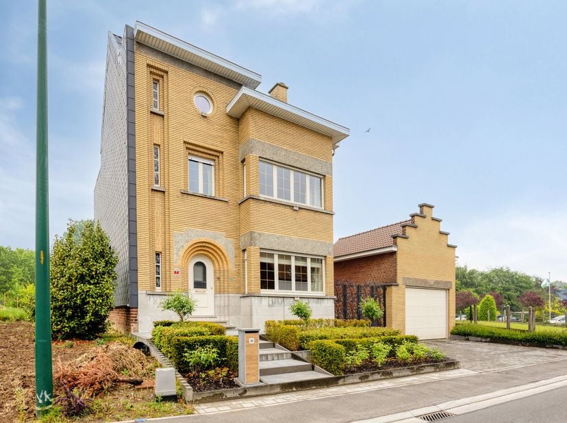 Maison de maître de caractère, située dans un quartier résidentiel ouvert, au calme et à la campagne, dans le charmant village de Strijtem. Cette prop
