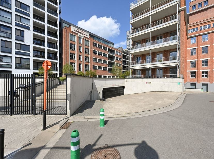 Nabij het centrum van Turnhout en vlakbij winkels en kantoren bevindt zich deze autostaanplaats te koop in een ondergrondse garage met toegang via een