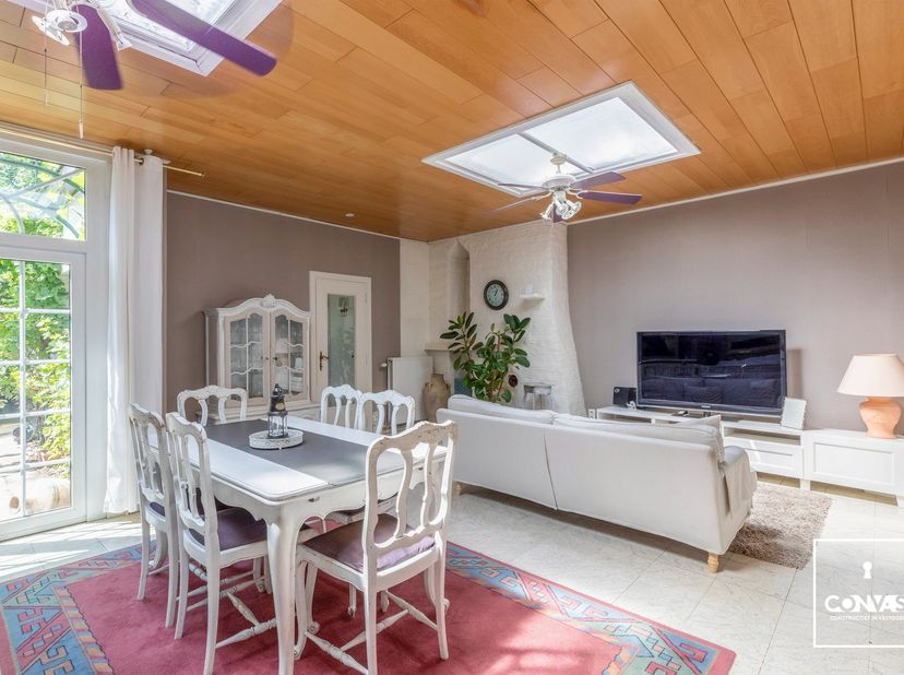 Deze ruime woning met vier slaapkamers, drie badkamers en een aangename tuin is gelegen in het centrum van Melle.&amp;nbsp;<br />
<br />
Bij het binnenkom