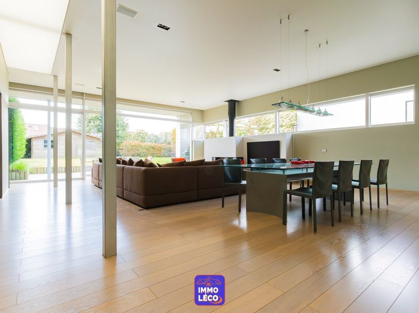 Idéalement située en plein cur du centre-ville, cette maison de style loft séduit immédiatement par ses volumes généreux dont une surface habitable de