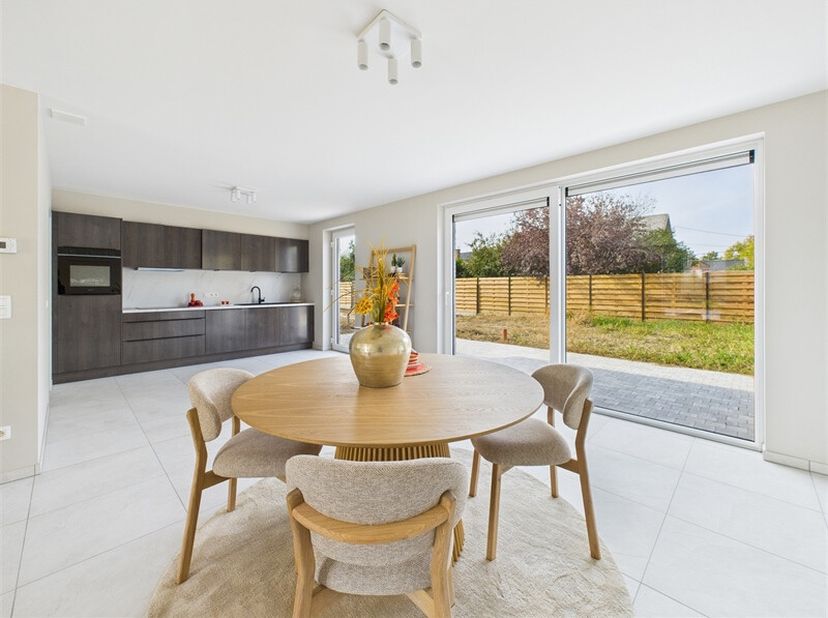 Découvrez cette nouvelle construction du promoteur Deback à Estaimbourg, une maison 3 façades, édifiée sur un terrain de 308m² et orientée plein ouest
