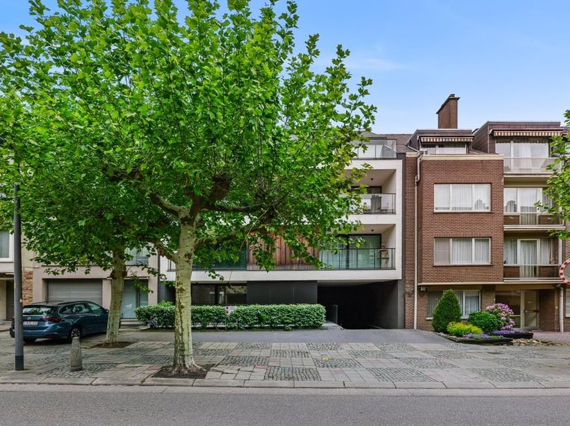 In de Tichelrijstraat in Sint-Truiden bevindt zich dit modern en instapklaar appartement op de derde verdieping. Deze aangename woonst combineert ruim