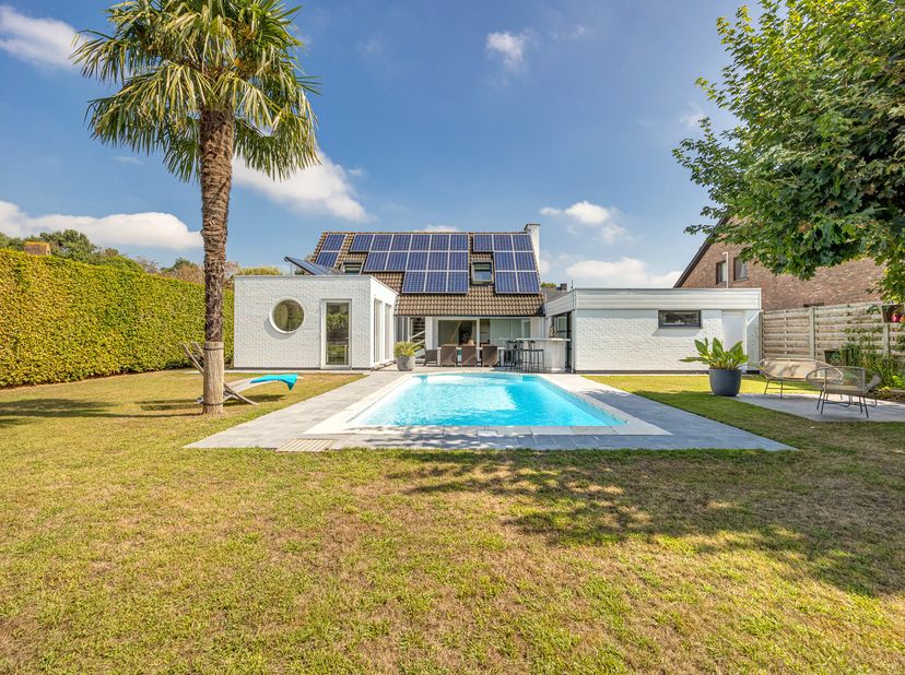 Algemeen<br />
Deze instapklare villa met een bewoonbare oppervlakte van circa 205 m² is gebouwd in 1986 door Wolfgang-Verraes, gekend voor zijn kwali