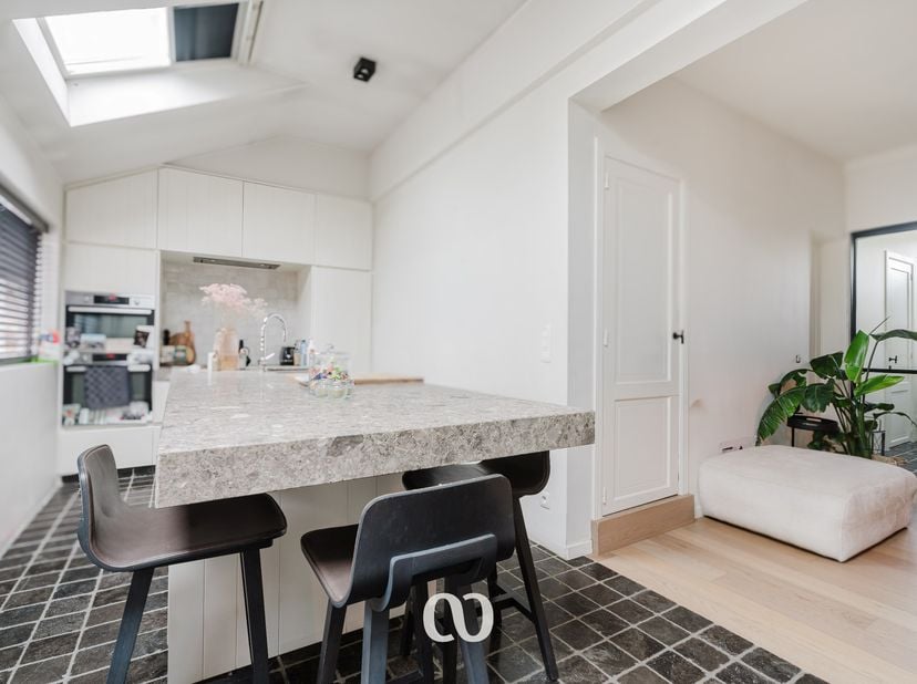 Ben jij op zoek naar een mooi afgewerkte woning met een gezellige tuin en een praktisch bijgebouw in het centrum van Kruishoutem? Gevonden!<br />
<br