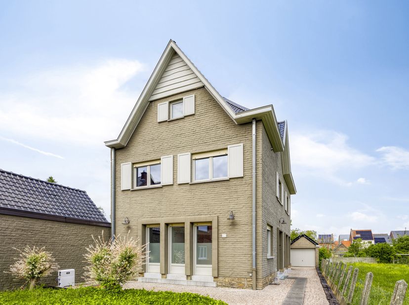 *** Kijkdag 13/07 tussen 10u - 12u *** OP AFSPRAAK ***  Deze karaktervolle halfopen bebouwing in herenhuisstijl is rustig gelegen in een aangename str