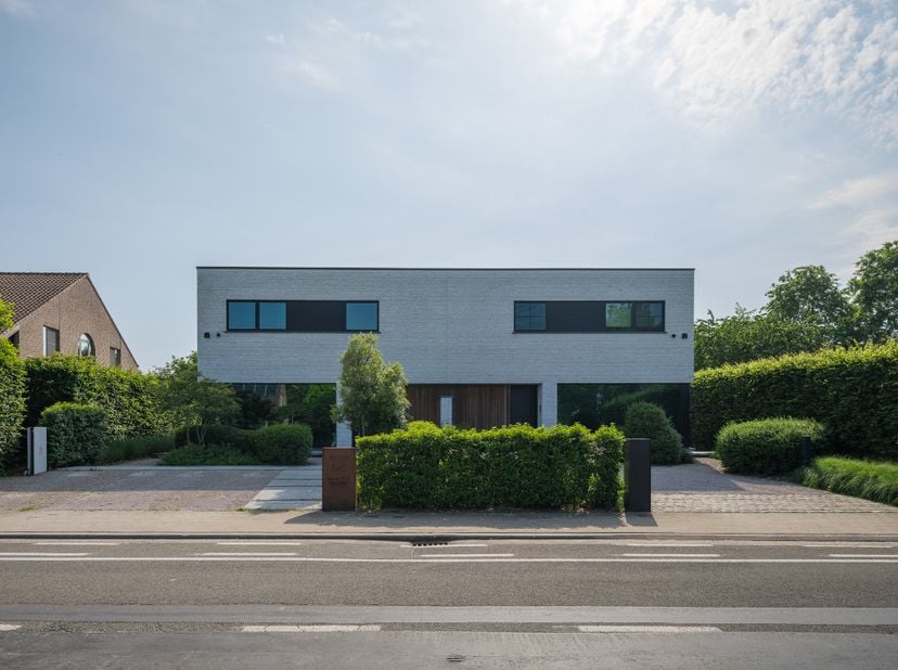 Recent nieuwbouwproject (BJ 2023) bestaande uit een kantoor (bvo 232 m²) en een gezinswoning (bvo 232 m²) op een gunstig perceel van 1.030&amp;nbsp;m² in