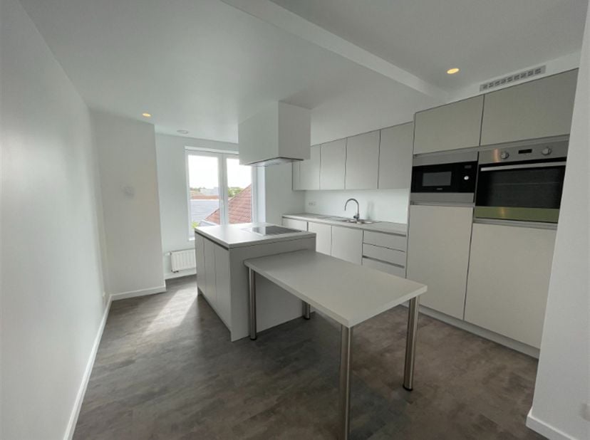 Modern duplex appartement : living met open ingerichte keuken, koelkast, diepvries, oven, microgolf, kookplaten, dampkap, vaatwas, slaapkamer met inge