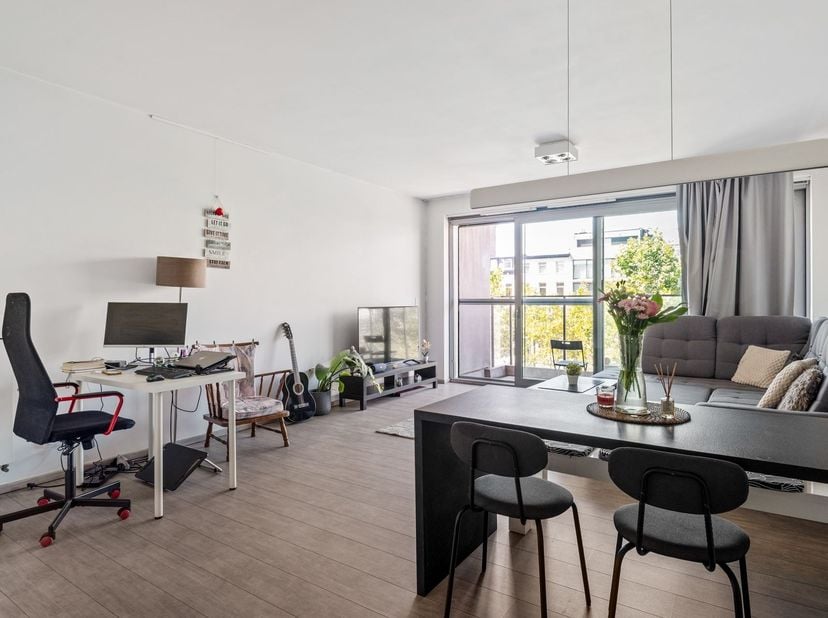 Situation : Cet appartement est situé au troisième étage de l'immeuble de l'Italiëlei, à proximité des commerces et des transports en commun, et offre