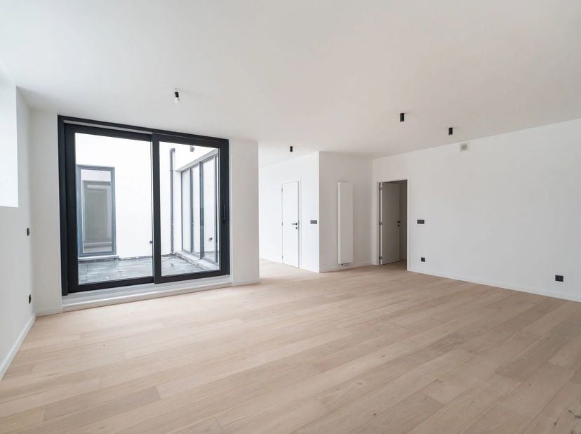 Victoire Junot heeft het genoegen u dit ruime, gloednieuwe appartement met 3 slaapkamers en terras aan te bieden. Het appartement is L-vormig en is al
