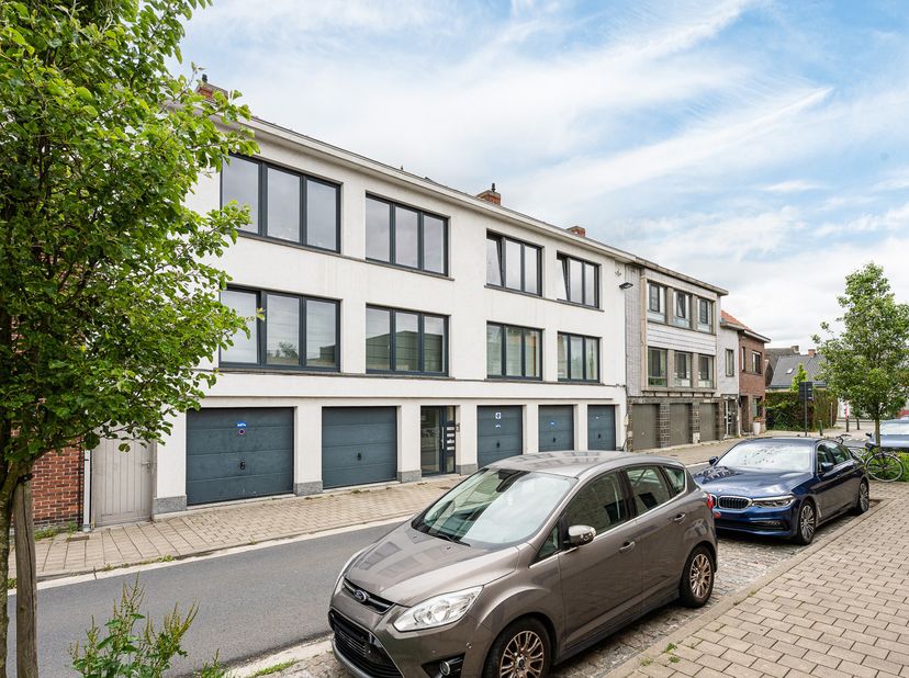 In het dorpscentrum van Oostakker, op een uitstekende ligging nabij scholen, winkels, openbaar vervoer, invalswegen, ... vinden we dit kleinschalig ap