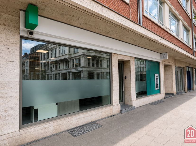 BONNIVERS - 2D présente un rez-commercial situé sur la très recherchée Chaussée de Waterloo, au cœur du quartier Ma Campagne à Ixelles, qui bénéficie