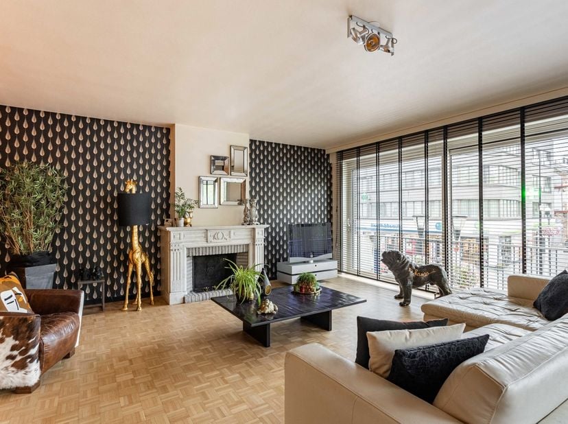 Pal in het centrum van Ronse bevindt zich deze bijzonder ruime stadswoning met maar liefst 240 m² bewoonbare oppervlakte, vier volwaardige slaapkamers