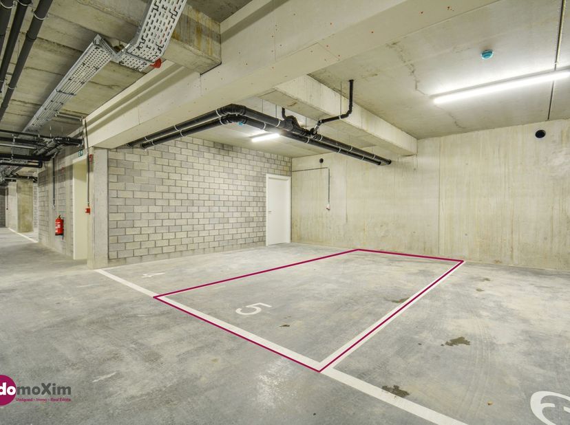 Parking souterrain près du centre de Baal<br />
 <br />
Ce parking souterrain est très bien situé près du centre de Baal, à quelques pas des magasin