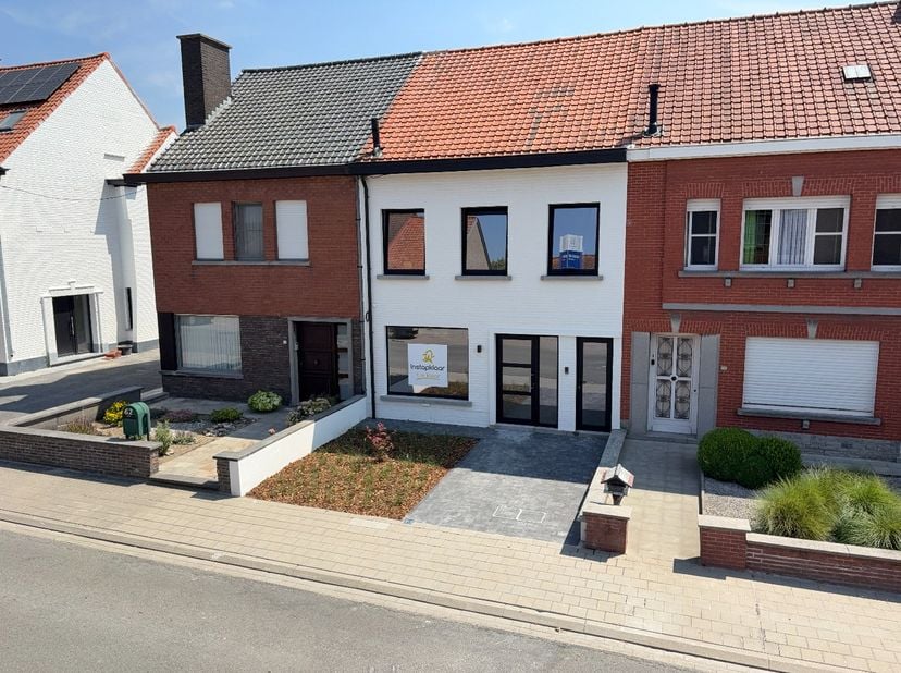 Welkom in deze instapklare woning die comfort, ruimte en een praktische indeling perfect combineert. Bij het betreden van de woning kom je terecht in