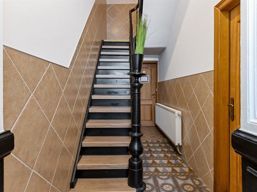 Huis opgedeeld in 4 appartementen met gunstig rendement<br />
 Ligging: Ontdek dit huis, opgedeeld in 4 wooneenheden. We zitten hier aan het begin van