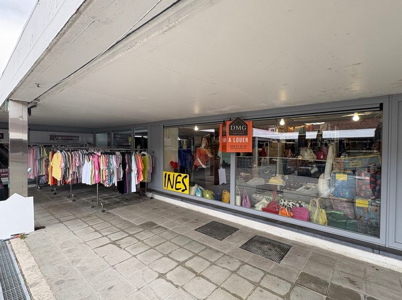 Bent u op zoek naar een ruim commercieel pand op een strategische locatie? Dit handelspand op de site van Delhaize, biedt tal van mogelijkheden voor o