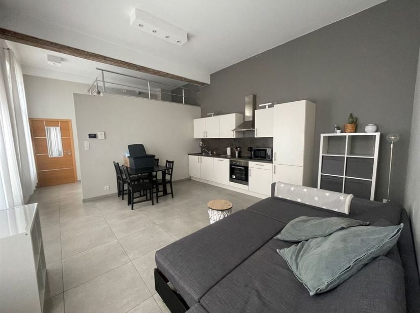 Charmant, gerenoveerd appartement van +/-52 m², gelegen op de 1e verdieping zonder lift in de Résidence Saint Nicolas, op een steenworp afstand van he