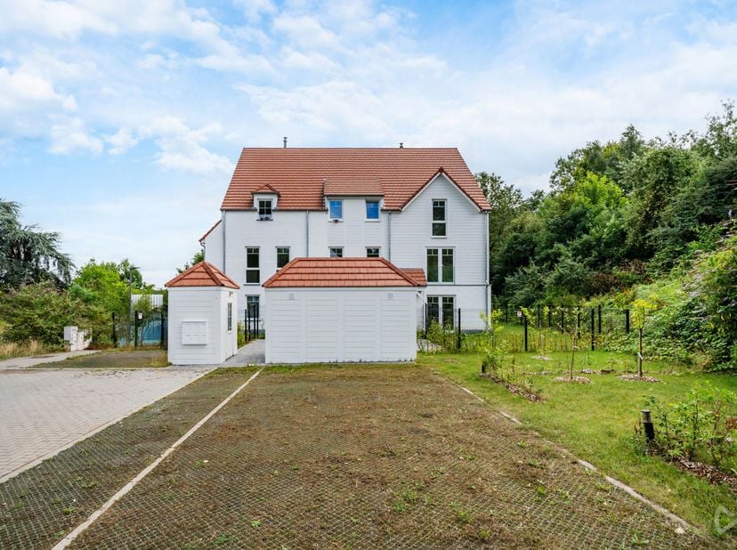 Splendide duplex neuf idéalement situé à côté du golf du Bernalmont.<br />
Ce bien se compose comme suit :<br />
1 hall d'entrée avec toilette indépen