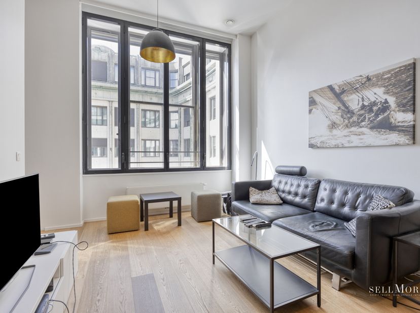 Ontdek dit prachtige 1-slaapkamerappartement aan de Wolvengracht 48, in het hart van Brussel. Dit appartement biedt een unieke mix van ruimte, comfort