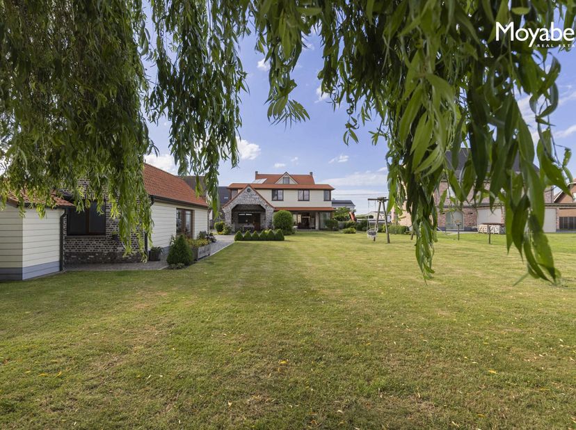 Achter de charmante gevel van deze woning uit 1923 schuilt een verrassend ruime en volledig gerenoveerde gezinswoning, afgewerkt met kwaliteitsvolle m