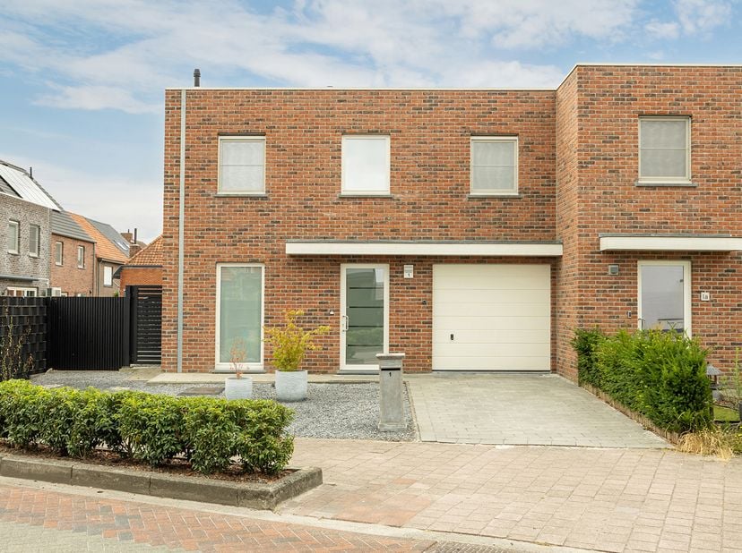 Recente gezinswoning op toplocatie te Vosselaar!<br />
E-peil: E29 | 3 slaapkamers + bureau/dressing | inpandige garage<br />
Omschrijving:<br />
Deze