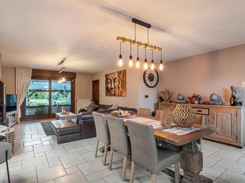 Charmante vrijstaande woning met 3 slaapkamers op 1.956m2<br />
 Ligging: De woning is gelegen in Lommel-Kerkhoven, een rustige en groene deelgemeente