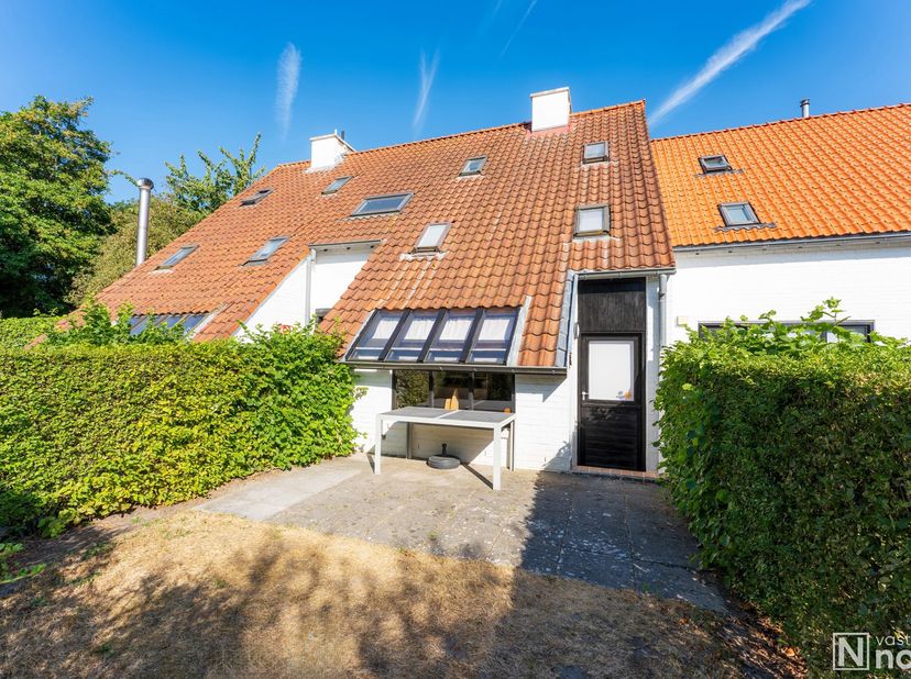 Op het rustige en gegeerde Domein Ysermonde vinden we deze gezellige woning met tuin, ideaal gelegen tussen Nieuwpoort-Bad en Nieuwpoort-Stad. Zowel h