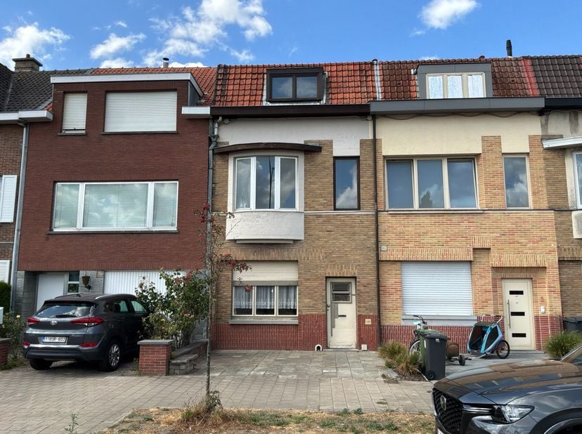 Bent u op zoek naar een renovatieproject dat u volledig naar eigen smaak kunt vormgeven? Dan is deze karaktervolle woning precies wat u zoekt. Gelegen