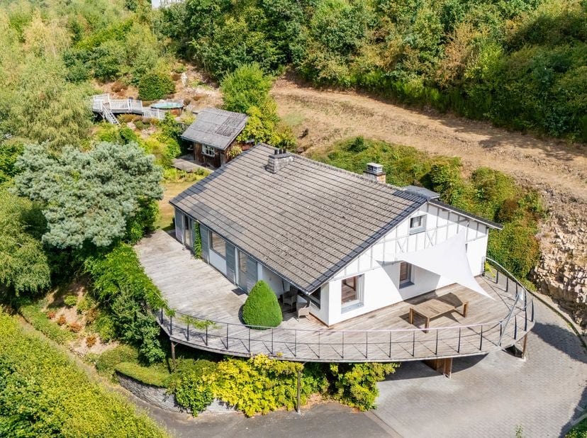 We Invest Malmedy vous présente cette maison 4 façades située à Pont-Ligneuville, dans un environnement verdoyant et recherché, à proximité de Malmedy