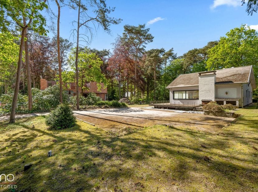 Deze te renoveren woning bevindt zich in een rustige straat op de grens van Keerbergen en Rijmenam. Ze is gelegen op een mooi perceel van 1.833 m² in