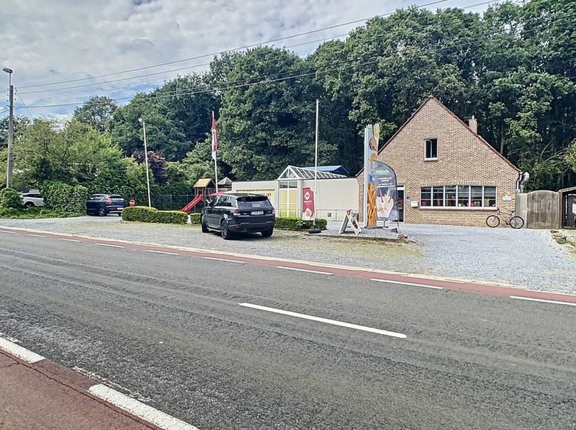 Bent u op zoek naar een eigendom waar wonen en werken gecombineerd kunnen worden? Ontdek dit veelzijdige pand aan de Koerselsesteenweg 134 in Koersel,