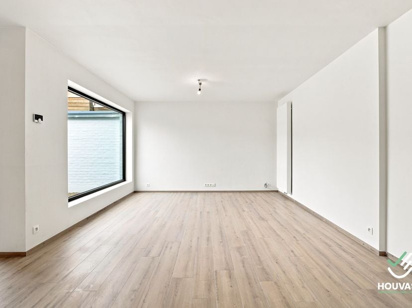 Centraal gelegen in de winkelstraat van Diksmuide, met alle voorzieningen (winkels, horeca, scholen, openbaar vervoer) op wandelafstand, vindt u dit v