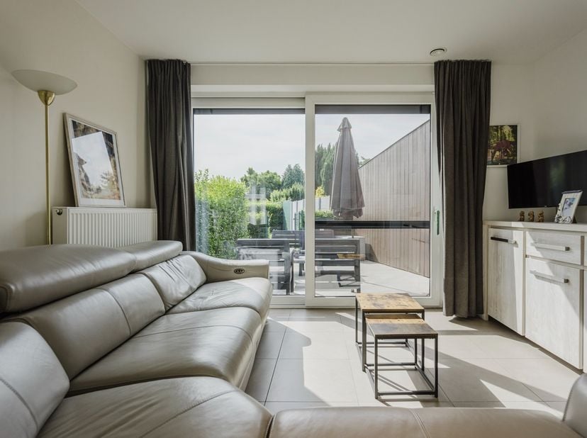 Op zoek naar een instapklaar appartement met een tuin? Dan is dit gelijkvloers appartement aan de Gentsesteenweg 42 in Harelbeke zeker een bezoek waar