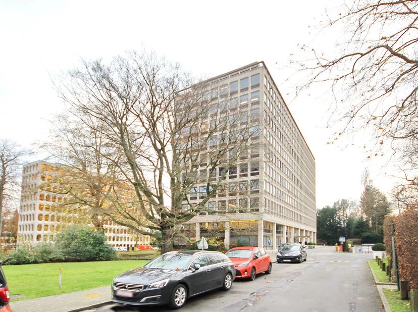 Watermael-Boitsfort - Chaussée de La Hulpe : Bureau de standing de 312m² au 9ème étage. Vue sur la forêt de Soignes, actuellement aménagé en 9/10 bure