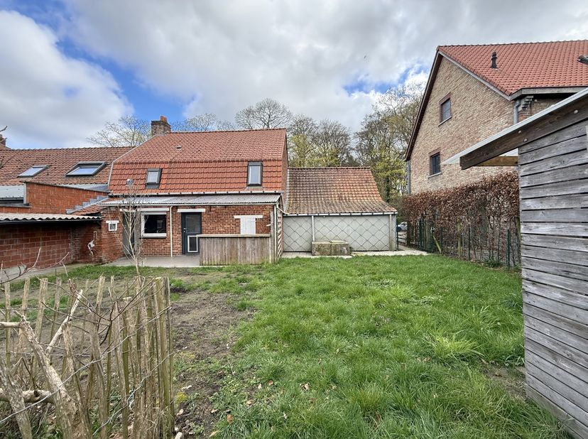 Op een tweetal minuten van de oprit van de E40 richting Brugge, de Kust en Gent vinden we dit leuke renovatiepand dat bestaat uit een leefruimte, een
