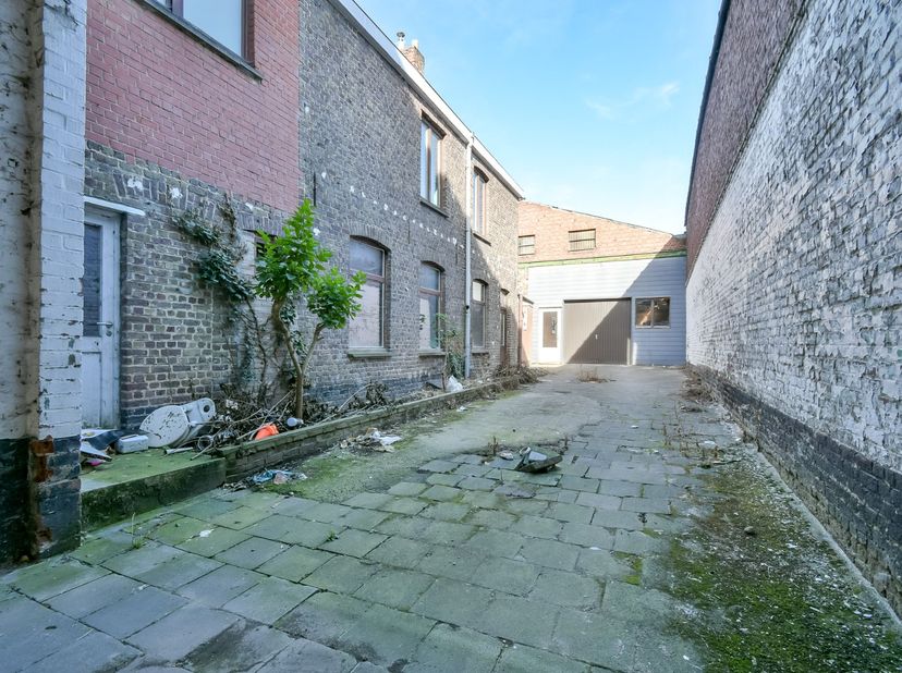 Welkom in de Spanjestraat te Roeselare, waar we u niet één, maar twee ruime woningen aanbieden, samen met een grote loods van 312 m². Deze eigendommen