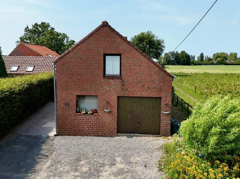 Bent u op zoek naar een te renoveren woning in Koekelare met veel potentieel? Dan is deze halfopen bebouwing misschien wel uw ideale renovatieproject.