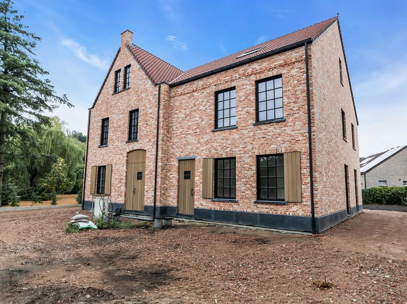 Aan de Koolmijnlaan in Beringen wordt deze stijlvolle nieuwbouw pastorijwoning aangeboden, een halfopen bebouwing waar ruimte, karakter en modern woon