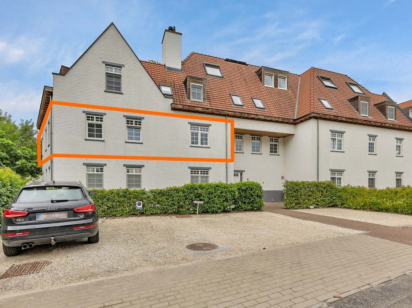 Dit energiezuinig appartement (114m² en bouwjaar 2016) op de eerste verdieping is gelegen op 100m van het centrum van Haaltert. Winkels, scholen en op