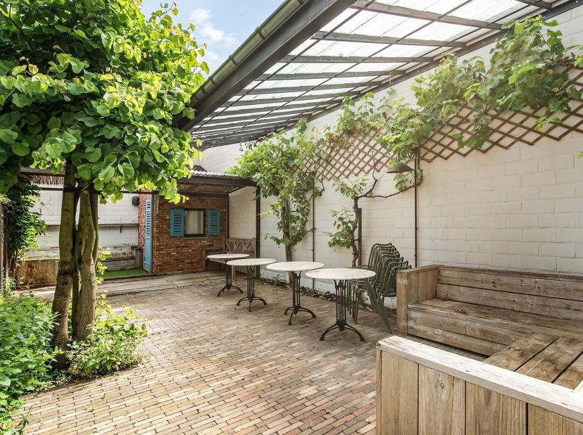 Magnifique local commercial/de restauration avec logement, situé dans un emplacement de choix à Herentals ! <br />
<br />
Situation : Situé dans la