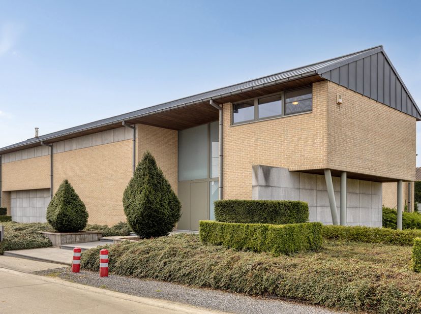 Deze uitzonderlijk ruime en perfect instapklare villa, gelegen in het rustige en groene Kersbeek-Miskom (Kortenaken), biedt een unieke combinatie van