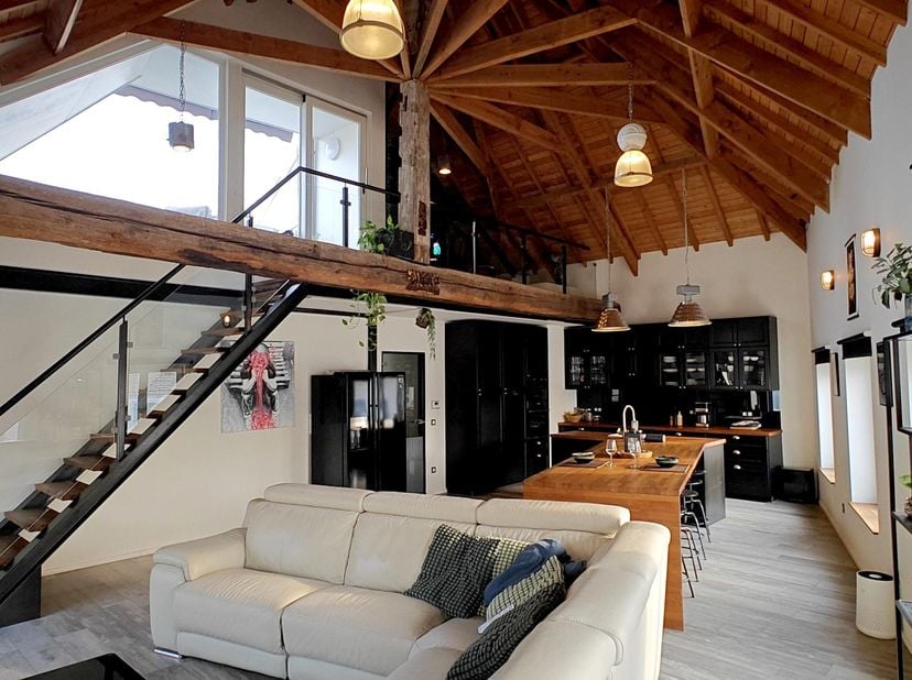 Dit ruime duplexappartement van 155 m² in het centrum van Mechelen heeft een ruimtelijk woongevoel dat je zelden in een appartement terugvindt. Het he