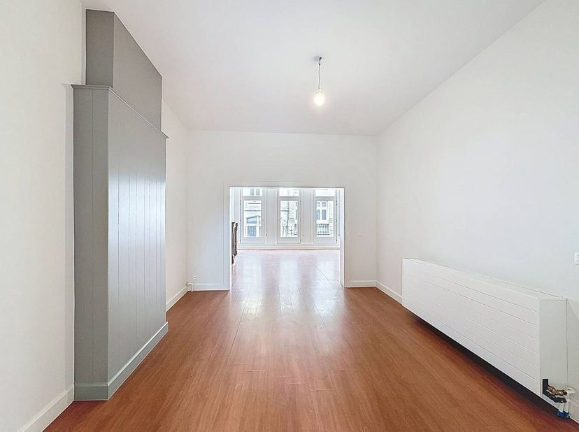 Volledig vernieuwd, lichtrijk appartement met 3 slaapkamers en een terras te huur in Ieper. Het appartement is instapklaar, volledig geschilderd en vo