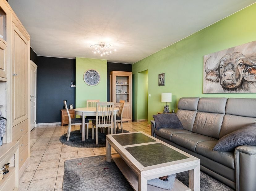 Het appartement bevindt zich op de 14de verdieping en geniet hierdoor van een indrukwekkend panoramisch uitzicht. We betreden het pand via de inkomhal