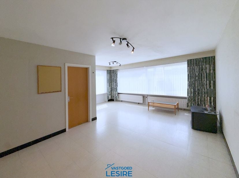 Dit op te frissen appartement bestaat uit een inkomhal, woonkamer, keuken, toilet, badkamer, 2 slaapkamers, kelder, en een ruime garage.<br />
<br />
