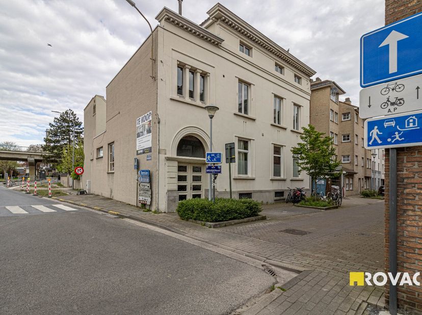 Centraal gelegen kantoorruimte (63 m² - volgens EPC) bestaande uit kantoorruimte met kitchenette, berging, vergaderzaal, badkamer met toilet, lavabome